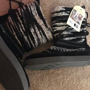 NWT Toms 6.5 black and white boots